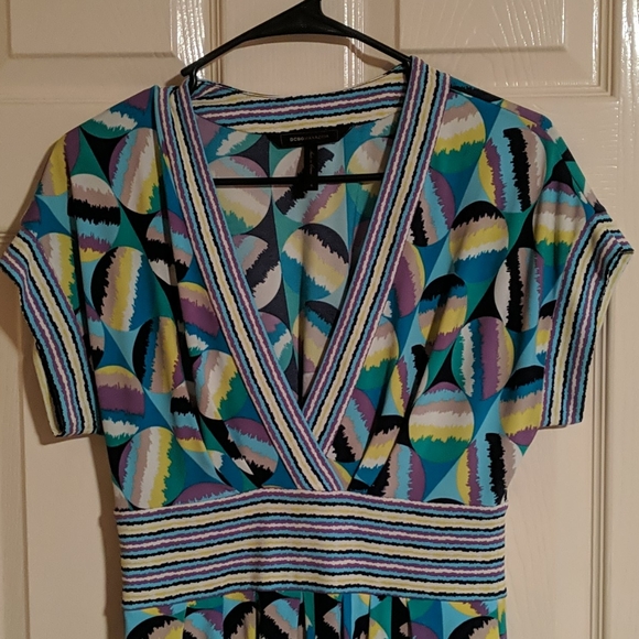 Sold BCBGMaxazria elastic V-neck geometric dress - Picture 7 of 8